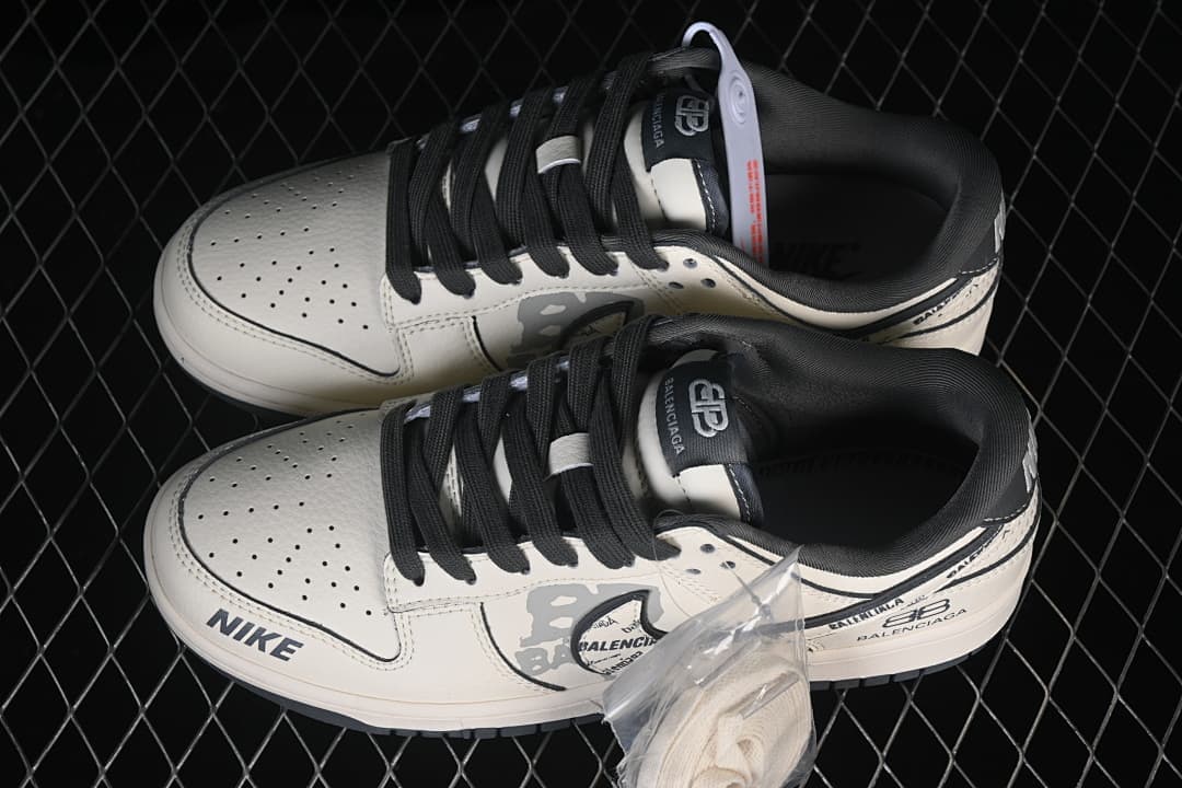 Nike SB Dunk Low Supreme White Grey