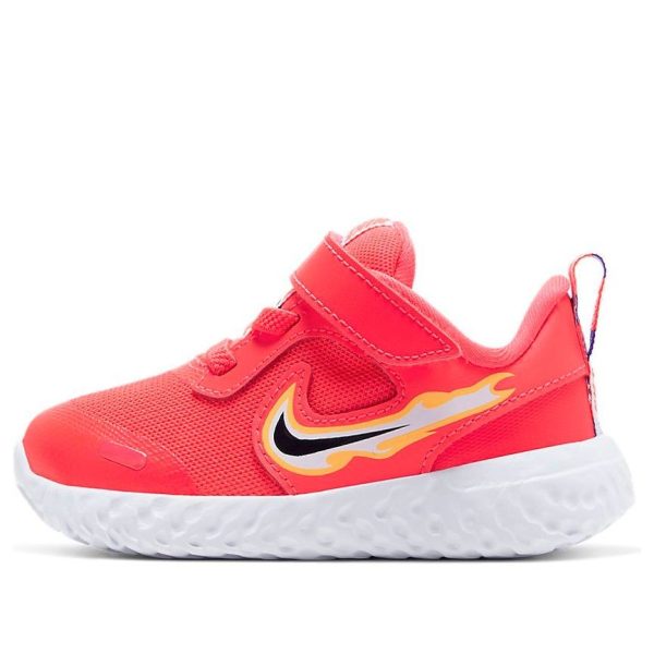 Nike Revolution 5 Fiery Swoosh