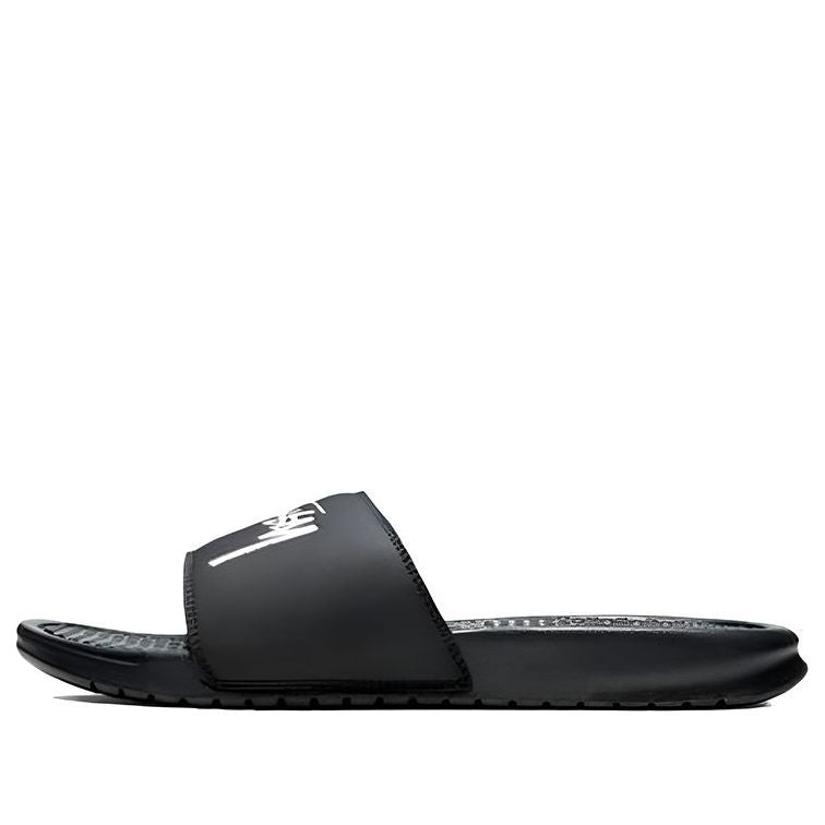 main-square_8ab8f45d-06f0-41b3-98af-91f37b1d2724.jpg Nike x Stussy Benassi Off Noir